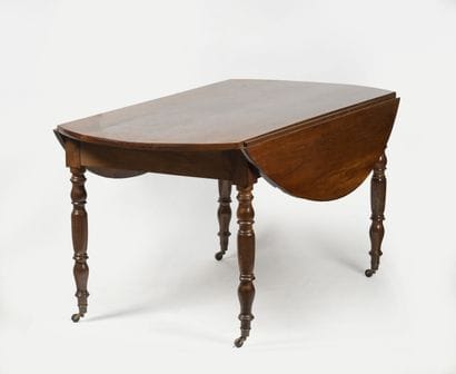 Table ovale à volets en noyer sur quatre...