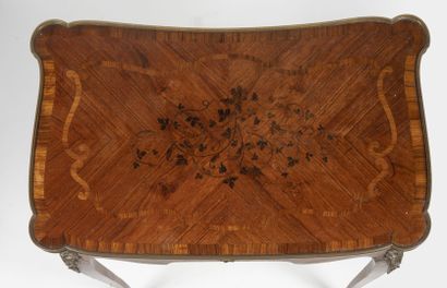 Petite table à écrire de forme mouvementée...