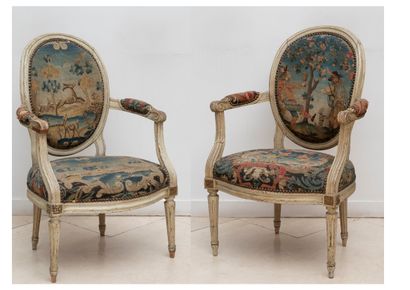 Paire de fauteuils en cabriolet, en bois...