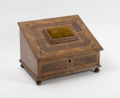 Book box in inlaid wood. 
The inclined lid...