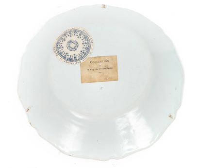 ROUEN
Plate with contoured edge in earthenware.
Polychrome...