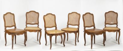 Suite de 6 chaises en hêtre mouluré à dossier...