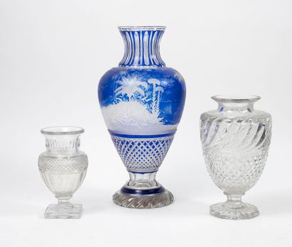 BACCARAT
Two crystal vases :
- one in baluster...