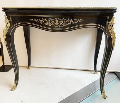 Table à jeu en placage de bois noirci à décor...
