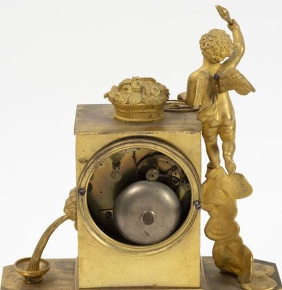 Petite pendule borne en bronze doré à décor...