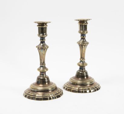 Deux paires de flambeaux :
- une en bronze...