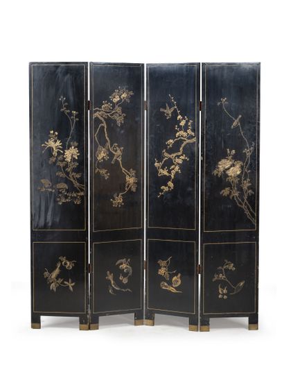 CHINE, XXème siècle.
Screen with four leaves.
In...