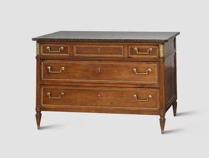 Commode en bois naturel et acajou mouluré...