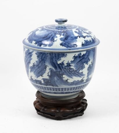 CHINE, XIXème siècle
Covered pot with slightly...