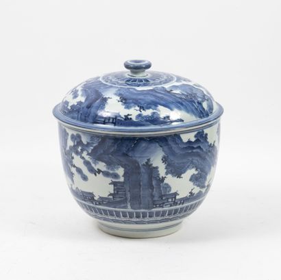 CHINE, XIXème siècle
Covered pot with slightly...
