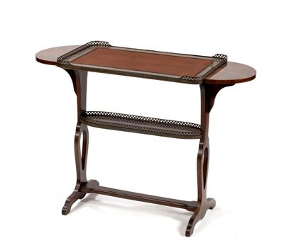 Petite table volante sur patins.
En bois...