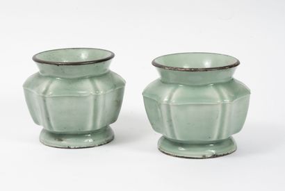 CHINE, XIXème siècle
Pair of vases on a small...