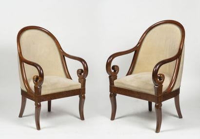 Paire de fauteuils en gondole en acajou massif...