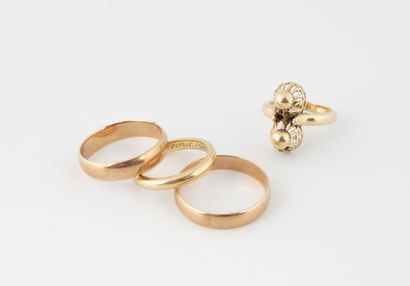 Lot of three wedding rings in yellow or pink...