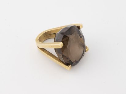 Yellow gold ring (750) centered of an important...