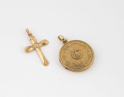 Two pendants in yellow gold (750) :
- one...