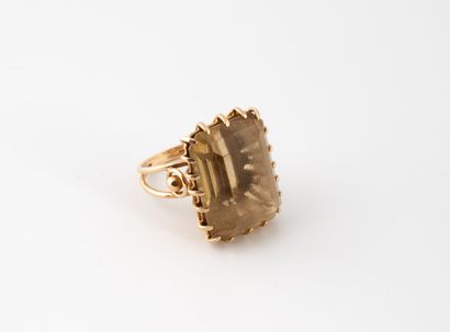 Bague or jaune (750) centrée d'une importante...