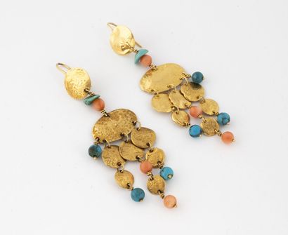 Paire de boucles d'oreilles en or jaune (750)...