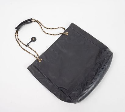 CHANEL
Sac cabas en toile enduite et agneau...