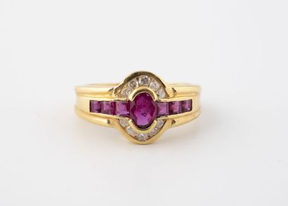 Bague en or jaune (750) ornée d'une ligne...