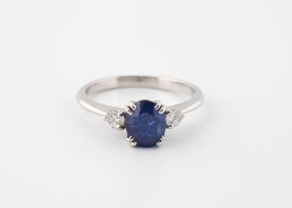 Bague en or gris (750) centrée d'un saphir...