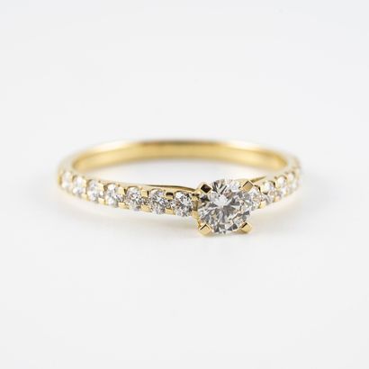 Bague en or jaune (750) ornée d'un diamant...