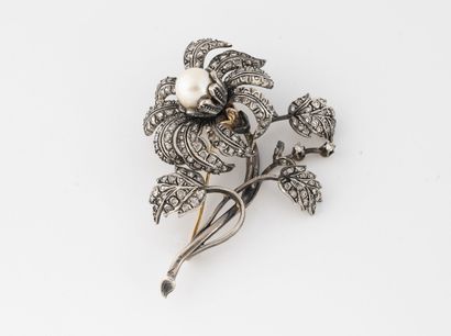 Silver (min. 800) and yellow gold (750) flower...