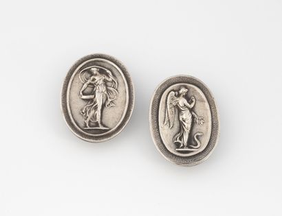 Deux boutons de col en argent (800) ovales...