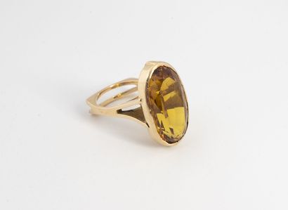 Bague en or jaune (750) ornée d'un saphir...