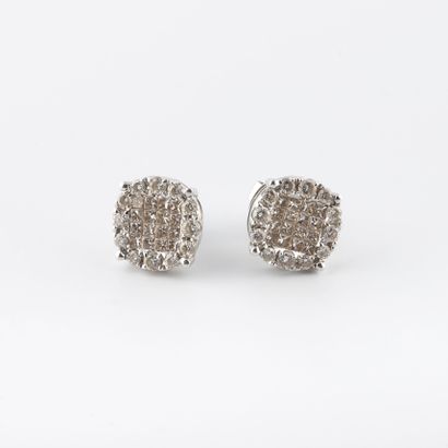 Paire de puces d'oreilles en or gris (750)...