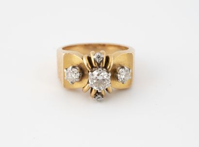 Yellow gold (750) and platinum (850) ring...