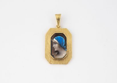 C. LUCIEN, Limoges
Pendentif en or jaune...