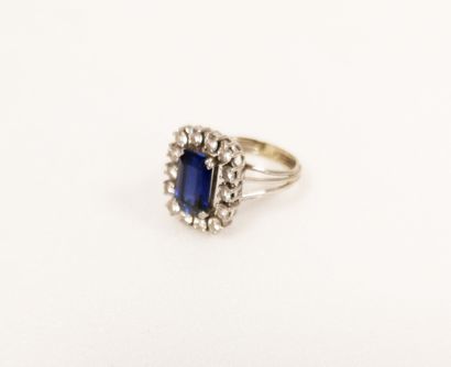 White gold (750) and platinum (850) ring...