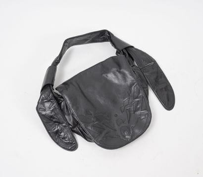 GIVENCHY
Petit sac en cuir noir, à rabat...