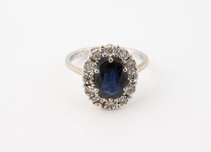 Bague marguerite en or gris (750) centrée...
