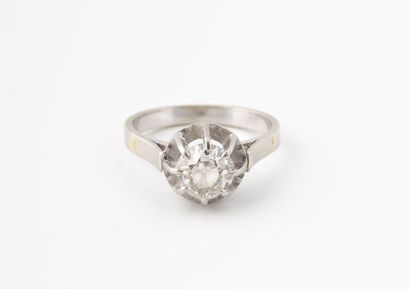 Bague solitaire en or gris (750) et platine...