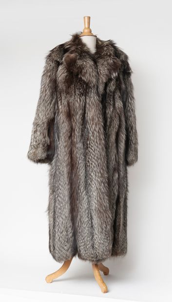 CHRISTIAN DIOR, Boutique Fourrure 
Long manteau...