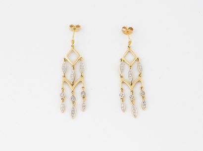 Paire de pendants d'oreilles en ors jaune...