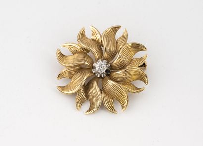 Yellow gold (750) and platinum (850) round...