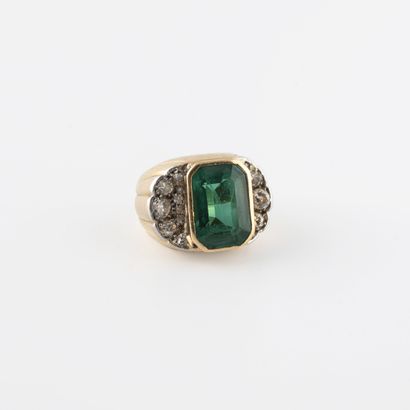 Yellow gold (750) and platinum (850) ring...