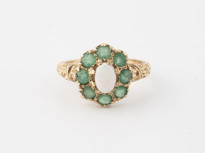 Yellow gold (375) daisy ring centered on...