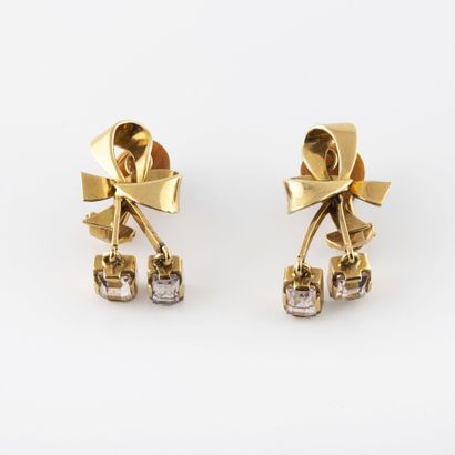 Pair of yellow gold (750) earrings in the...