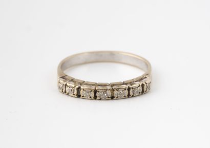 Bague en or gris (750) orné de petits diamants...