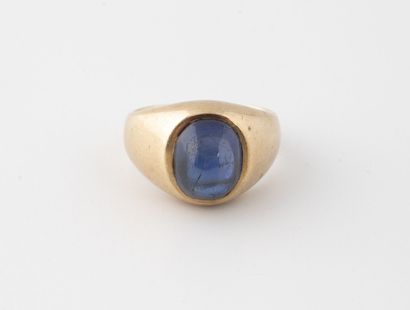 Yellow gold (585) ring centered with a cabochon...