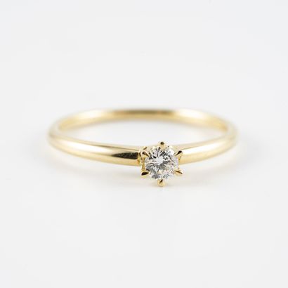 Petite bague solitaire en or jaune (750)...