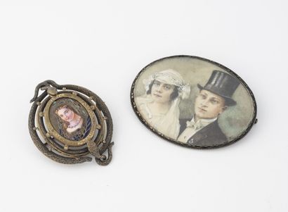 Lot including :
- Metal brooch the setting...