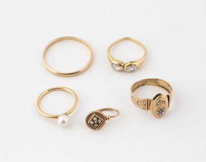 Lot of yellow gold (750) :
- a wedding band...