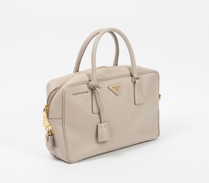 PRADA
Sac en cuir grainé gris clair.
Bijouterie...