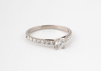 Bague en or gris (750) ornée d'un diamant...