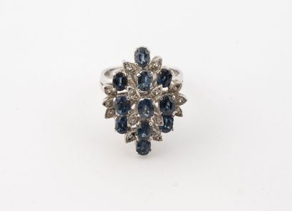 Bague en argent (800) ornée d'une mandorle...